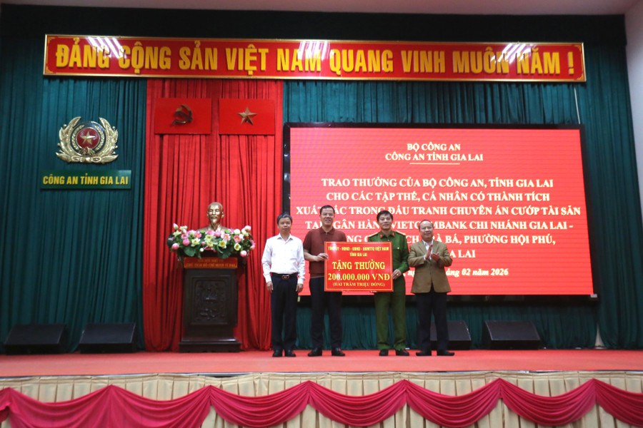 lanh-dao-tinh-khen-thuong-ban-chuyen-an-da-xuat-sac-pha-an-thanh-cong-anh-van-ngoc.jpg
