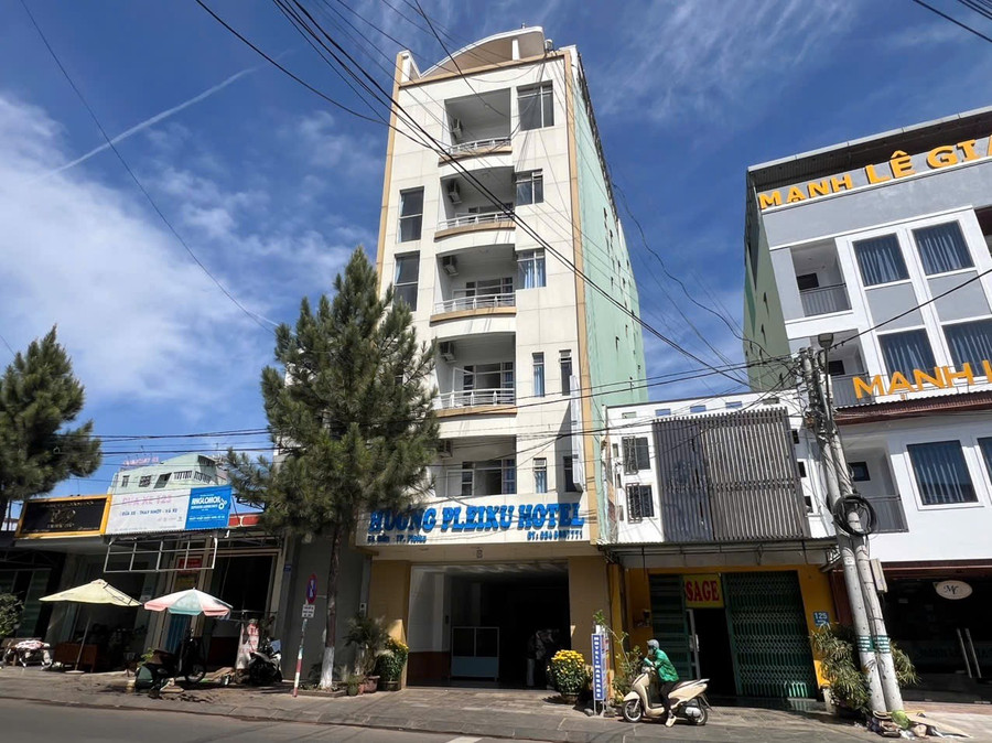 Các trinh sát bắt quả tang 2 cặp nam - nữ mua bán dâm tại khách sạn Hương Pleiku. Ảnh: Văn Ngọc cac-trinh-sat-bat-qua-tang-2-cap-nam-nu-dang-mua-ban-dam-tai-khach-san-huong-pleiku-anh-van-ngoc.jpg