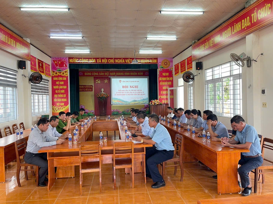 Công an xã Ia Hrung tổ chức ký cam kết đảm bảo an ninh trật tự với các công ty cà phê trên địa bàn. Ảnh: Văn Tiến cong-an-xa-ia-hrung-to-chuc-hoi-nghi-ky-cam-ket-phoi-hop-dam-bao-an-ninh-trat-tu-voi-cac-cong-ty-ca-phe-tren-dia-ban-anh-van-tien.jpg