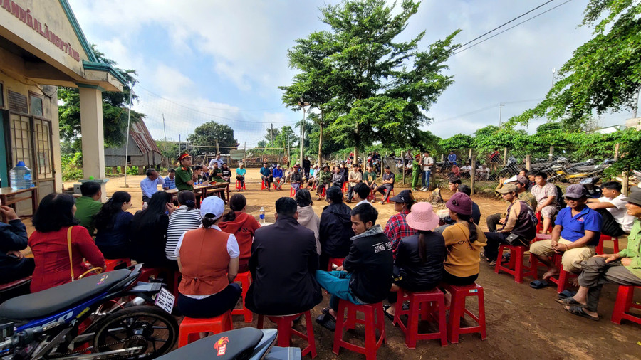 Đông đảo người dân xã Kdang tham gia buổi kiểm điểm và tuyên truyền pháp luật do Công an xã tổ chức. Ảnh: Văn Ngọc dong-dao-dan-lang-da-tham-gia-buoi-kiem-diem-va-tuyen-truyen-phap-luat-cua-cong-an-xa-to-chuc-anh-van-ngoc.jpg