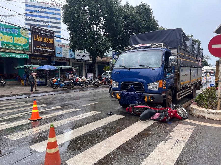 chiec-xe-tai-va-cham-voi-xe-may-khien-2-nguoi-tu-vong-anh-van-ngoc.jpg