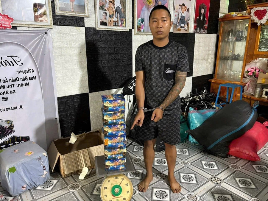 Đối tượng Tuấn cùng số pháo thu giữ tại nhà. Ảnh: Văn Mạnh doi-tuong-tuan-cung-so-phao-thu-giu-tai-nha-anh-van-manh.jpg