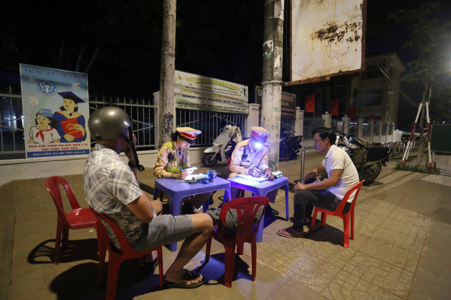 Lực lượng CSGT lập biên bản các trường hợp vi phạm nồng độ cồn tại TP. Pleiku vào tối 1-5. Ảnh: Văn Ngọc luc-luong-csgt-lap-bien-ban-cac-truong-hop-vi-pham-nong-do-con-o-tp-pleiku-vao-toi-1-5-anh-van-ngoc.jpg