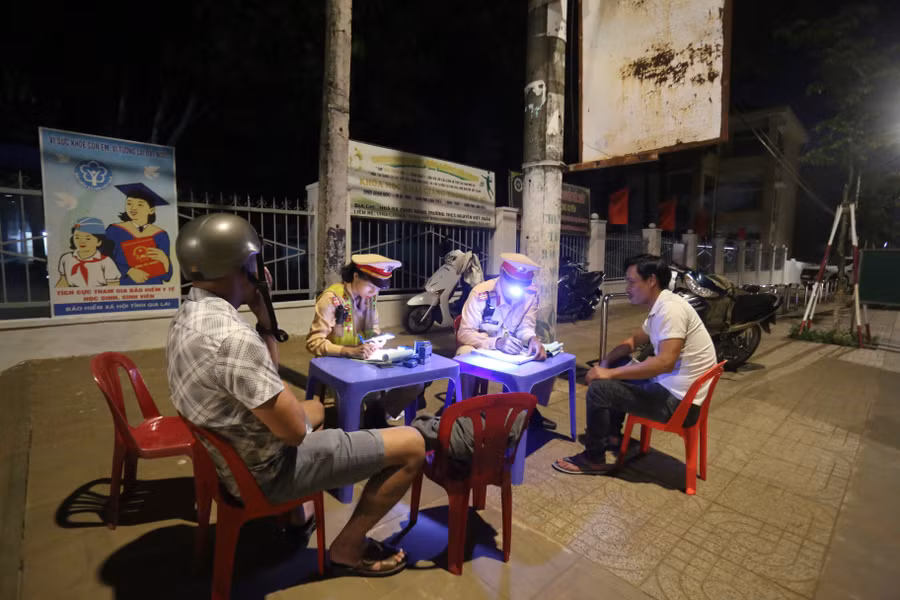 luc-luong-csgt-lap-bien-ban-cac-truong-hop-vi-pham-nong-do-con-o-tp-pleiku-vao-toi-1-5-anh-van-ngoc.jpg