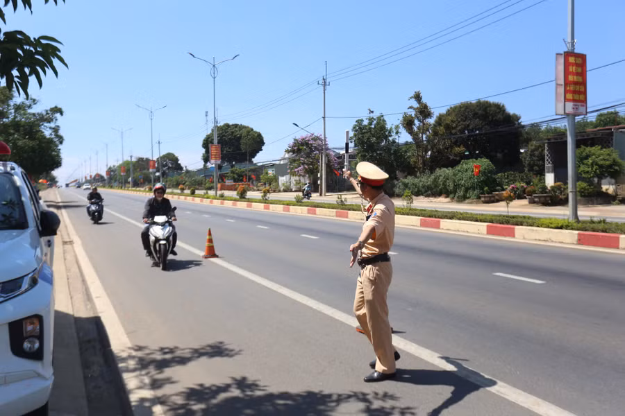 luc-luong-csgt-tang-cuong-xu-ly-vi-pham-tren-cac-tuyen-quoc-lo-anh-van-ngoc.jpg