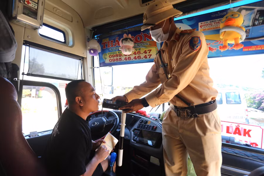 luc-luong-csgt-kiem-tra-nong-do-con-voi-tai-xe-xe-khach-duong-dai-anh-van-ngoc.jpg