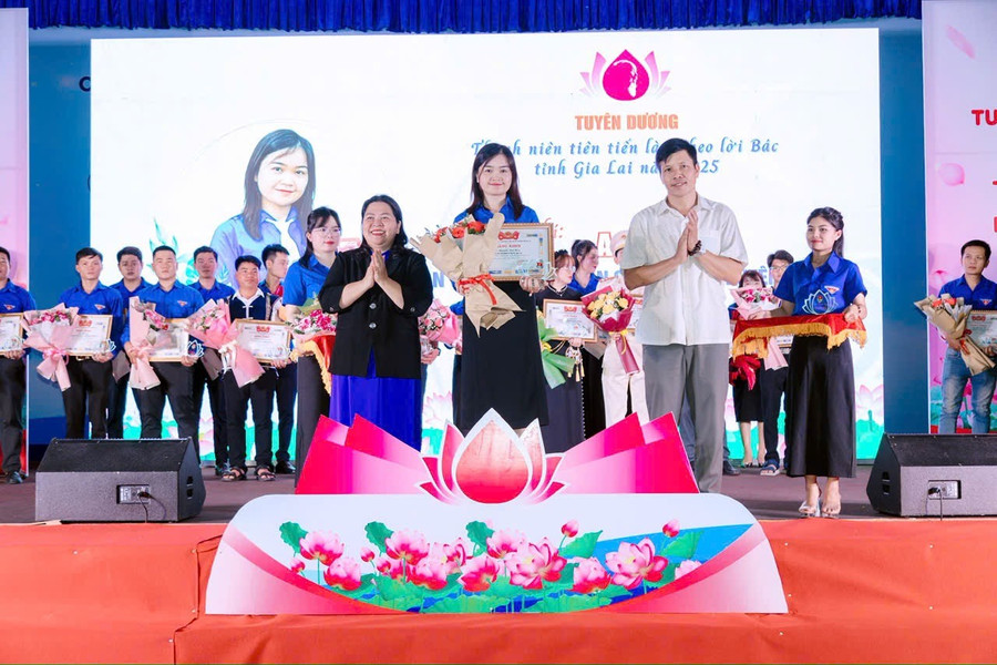 Aya (giữa) được nhận danh hiệu Thanh niên tiên tiến làm theo lời Bác cấp tỉnh năm 2025. Ảnh: Anh Tuấn aya-giua-duoc-nhan-danh-hieu-thanh-nien-tien-tien-lam-theo-loi-bac-cap-tinh-anh-anh-tuan.jpg