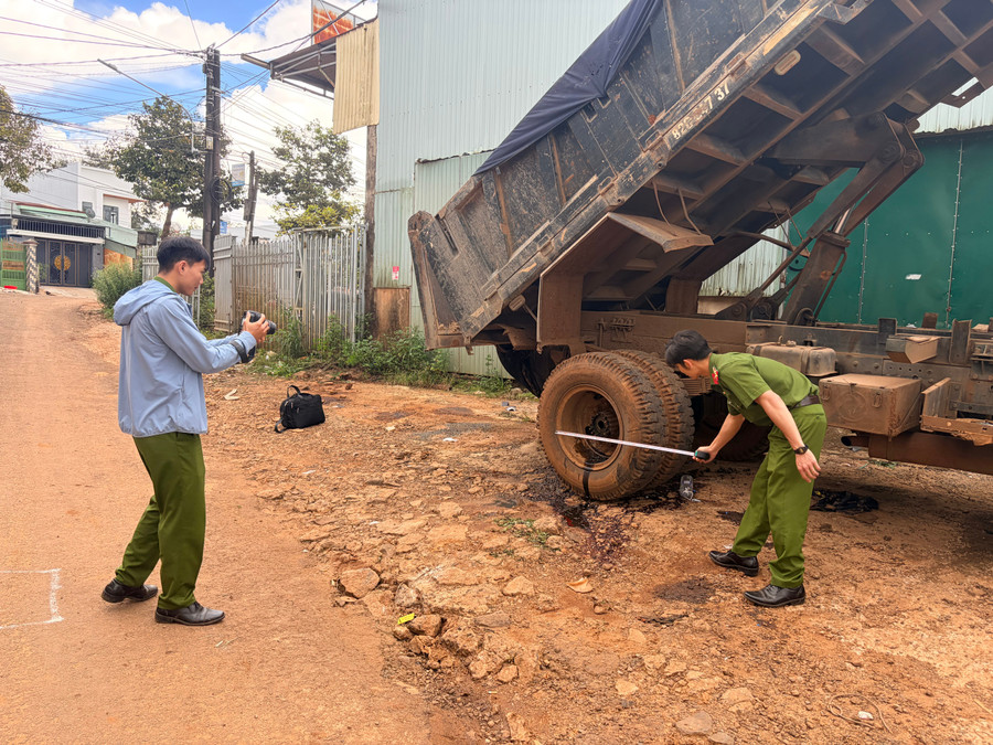 Lực lượng Công an khám nghiệm hiện trường để xác minh làm rõ vụ tai nạn. Ảnh: Văn Ngọc luc-luong-cong-an-dang-kham-xet-hien-truong-de-xac-minh-lam-ro-anh-van-ngoc.jpg