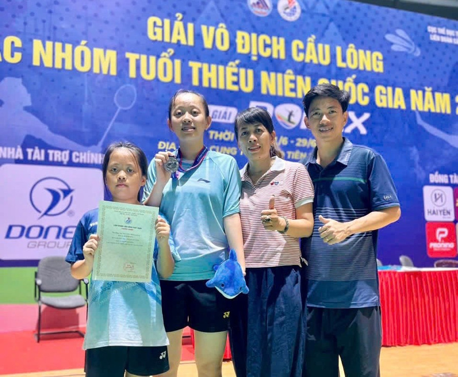 Nguyễn Minh Khuê (thứ 2 từ trái qua) đã giành huy chương bạc ở nội dung đôi nữ lứa tuổi U17. Ảnh: Văn Hùng nguyen-minh-khue-thu-2-tu-trai-qua-da-gianh-huy-chuong-bac-o-noi-dung-doi-nu-lua-tuoi-u17-anh-van-hung.jpg