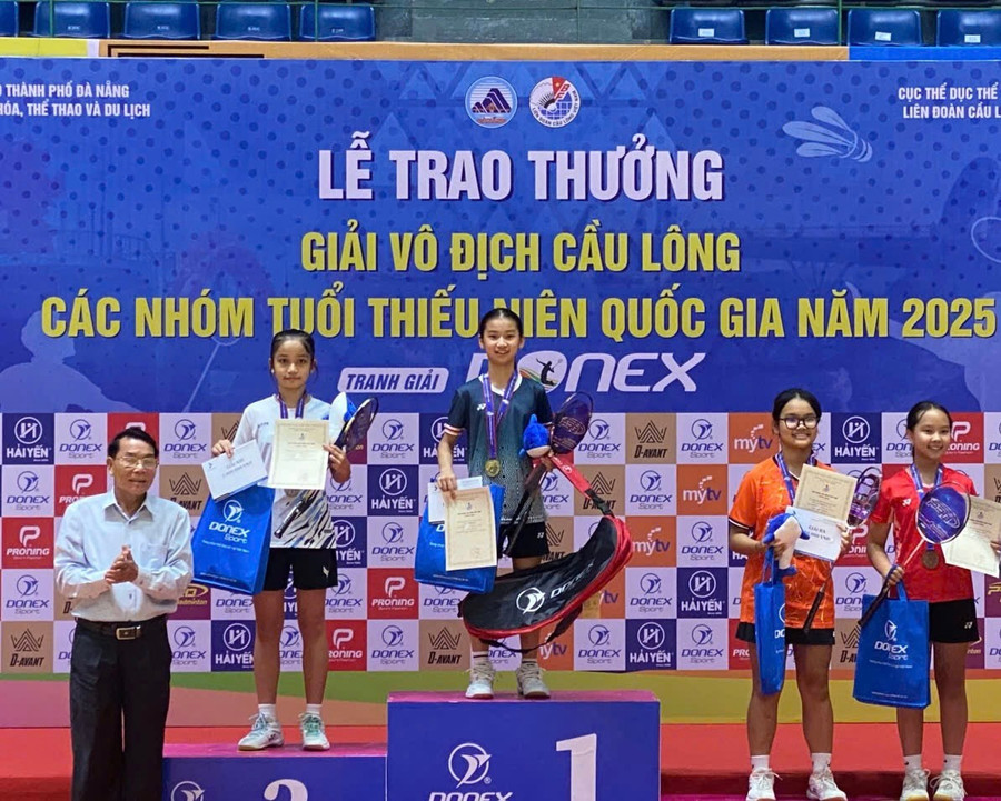 Nguyễn Khả Ngân trên bục nhận huy chương vàng ở nội dung đơn nữ lứa tuổi U13. Ảnh: Văn Hùng nguyen-kha-ngan-tren-buc-nhan-huy-chuong-vang-o-noi-dung-don-nu-lua-tuoi-u13-anh-van-hung.jpg