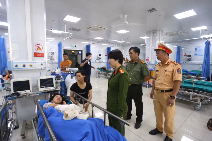 lanh-dao-cong-an-tinh-tham-hoi-tinh-hinh-suc-khoe-cua-cac-nan-nhan-vu-tai-nan-anh-van-ngoc.jpg