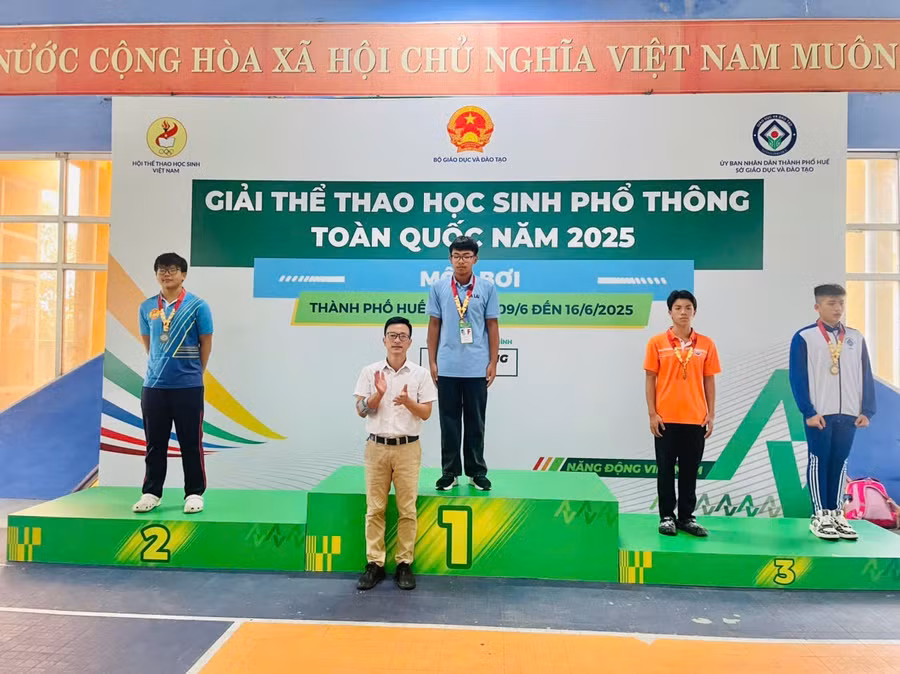 nguyen-tren-buc-nhan-huy-chuong-vang-tai-giai-the-thao-hoc-sinh-toan-quoc-nam-2025-anh-van-tuan.jpg