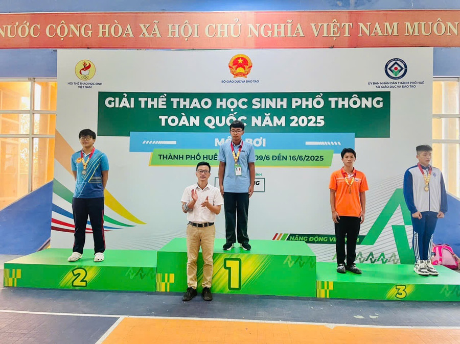 Nguyên nhận huy chương vàng môn bơi tại Giải Thể thao học sinh phổ thông toàn quốc năm 2025. Ảnh: Văn Tuấn nguyen-tren-buc-nhan-huy-chuong-vang-tai-giai-the-thao-hoc-sinh-toan-quoc-nam-2025-anh-van-tuan.jpg