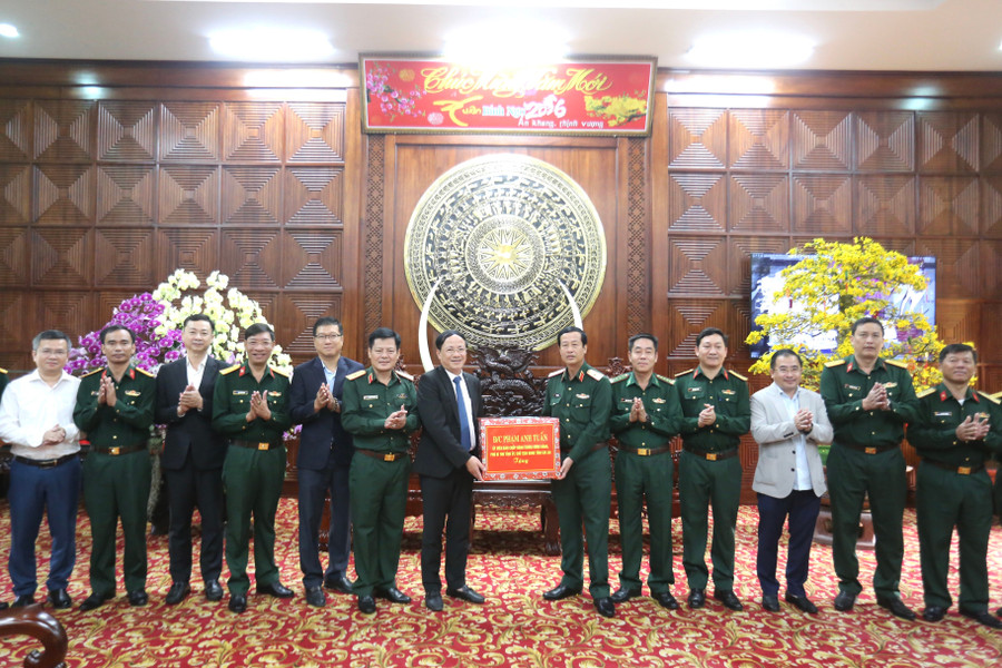 chu-tich-ubnd-tinh-pham-anh-tuan-chuc-tet-tai-quan-doan-34-anh-van-ngoc.jpg