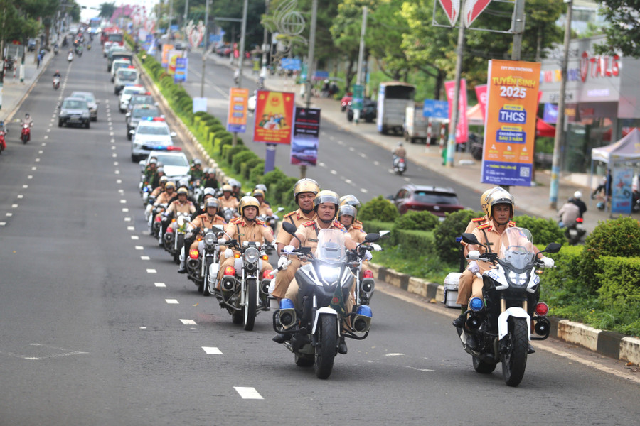 Công an tỉnh Gia Lai diễu hành biểu dương lực lượng trên đường Nguyễn Tất Thành. Ảnh: Văn Ngọc cong-an-tinh-gia-lai-dieu-hanh-bieu-duong-luc-luong-tren-duong-nguyen-tat-thanh-anh-van-ngoc.jpg