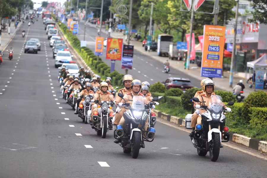 cong-an-tinh-gia-lai-dieu-hanh-bieu-duong-luc-luong-tren-duong-nguyen-tat-thanh-anh-van-ngoc.jpg