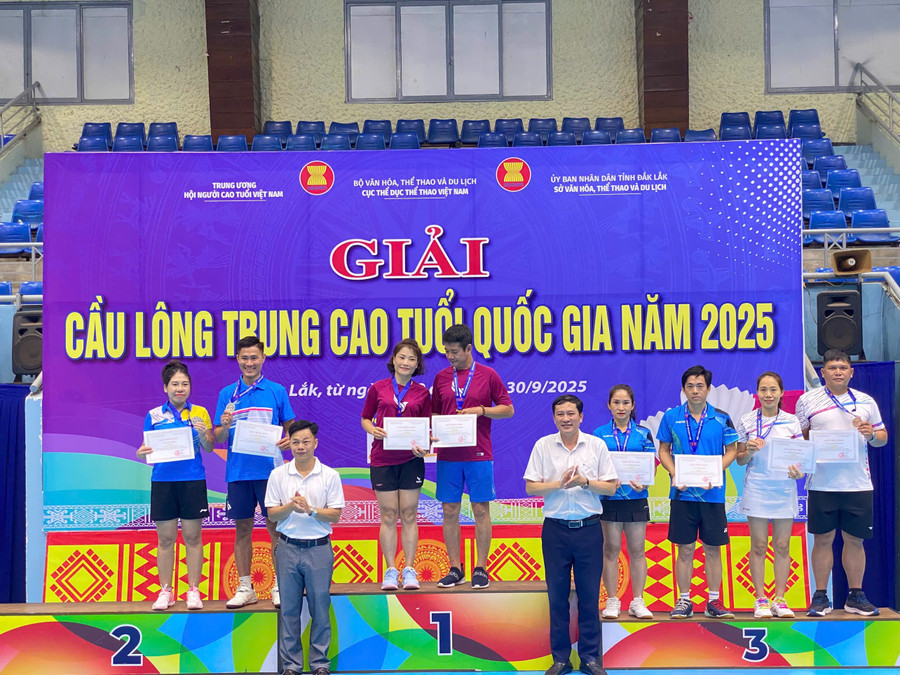 Cặp VĐV Gia Lai (thứ 2 từ phải qua) giành huy chương đồng ở nội dung đôi nam nữ lứa tuổi 36-40. Ảnh: Văn Cường cap-vdv-gia-lai-thu-2-tu-phai-qua-gianh-huy-chuong-dong-o-noi-dung-doi-nam-nu-lua-tuoi-36-40-anh-van-cuong.jpg