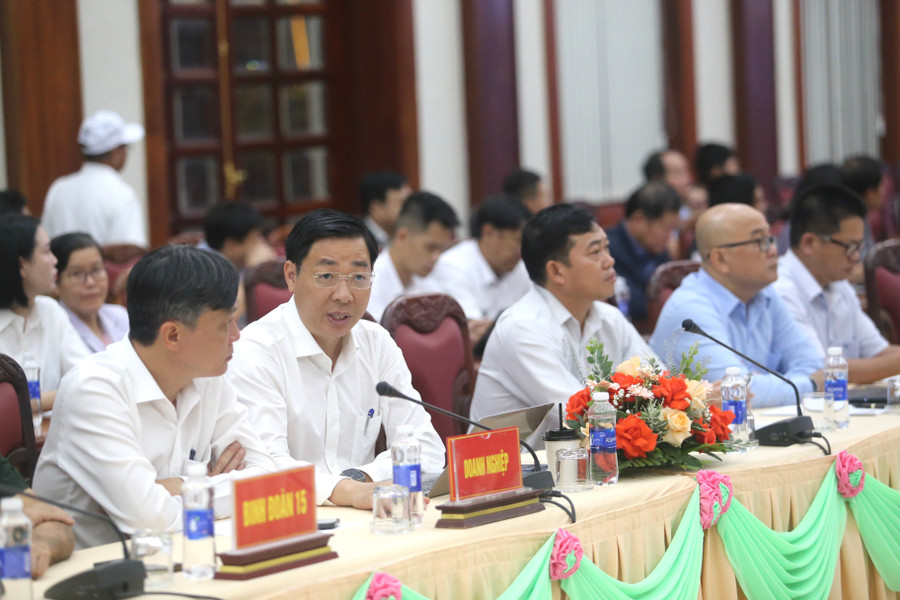 Các doanh nghiệp tham gia đối thoại với lãnh đạo UBND tỉnh. Ảnh: Văn Ngọc cac-doanh-nghiep-da-co-dip-doi-thoai-voi-lanh-dao-ubnd-tinh-anh-van-ngoc.jpg