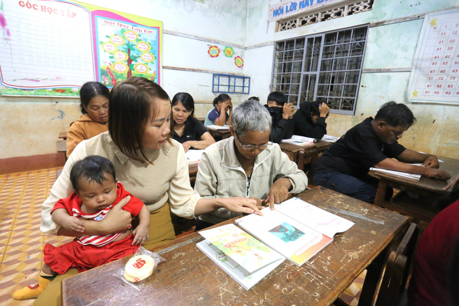 Giáo viên vừa bế con cho học viên vừa giảng dạy. Ảnh: Văn Ngọc giao-vien-vua-be-con-cho-hoc-sinh-vua-giang-day-anh-van-ngoc.jpg