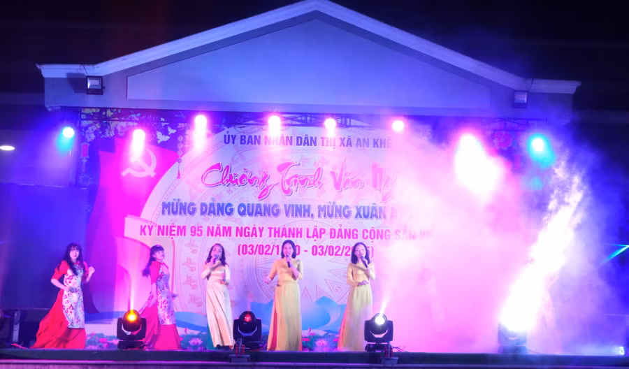 chuong-trinh-van-nghe-chao-xuan-cua-ubnd-thi-xa-an-khe-to-chuc-dem-giao-thua-anh-ngoc-minh.jpg