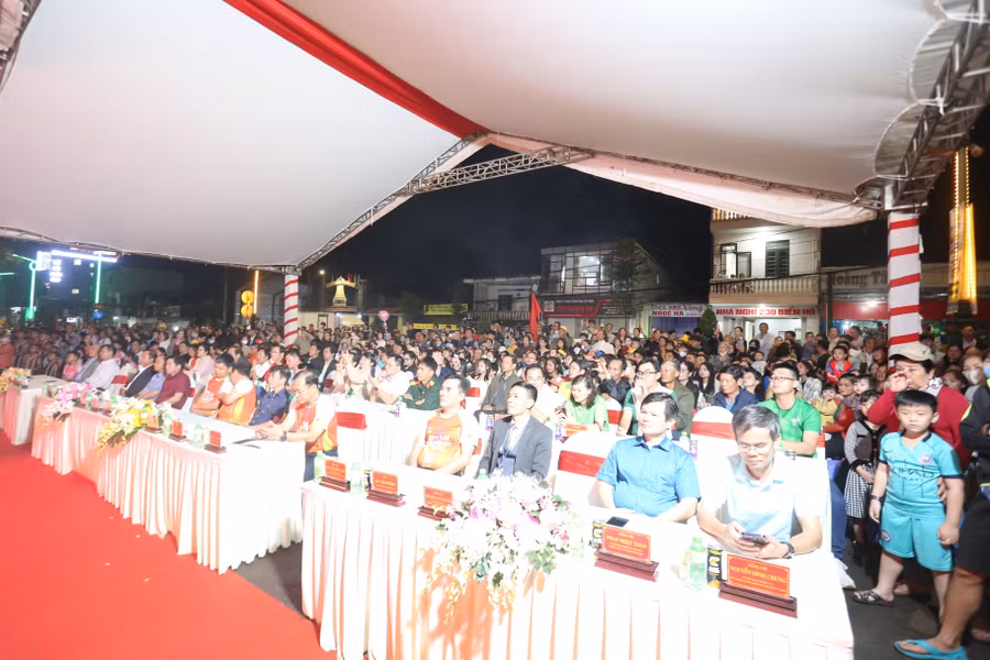 dong-dao-dai-bieu-va-nguoi-dan-don-xem-le-khai-mac-anh-van-ngoc.jpg