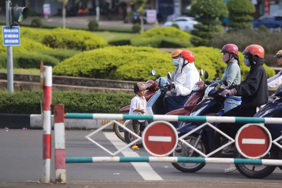 cau-be-5-tuoi-ra-giua-long-duong-de-xin-tien-nguoi-dan-dang-dung-den-do-anh-van-ngoc.jpg