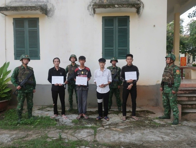 Lực lượng bộ đội Biên phòng bắt giữ các đối tượng ma túy tại xã Ia Mơ. Ảnh: Văn Tuấn luc-luong-bien-phong-bat-giu-cac-doi-tuong-ma-tuy-tai-xa-ia-mo-anh-van-tuan.jpg