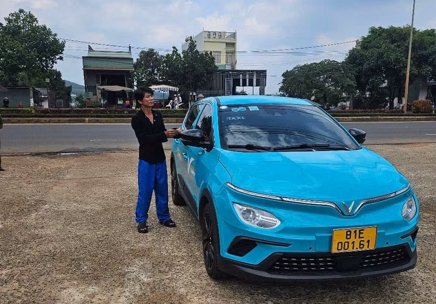doi-tuong-hieu-khai-nhan-da-dap-pha-xe-taxi-vinfast-tai-tram-sac-anh-duy-hai.jpg