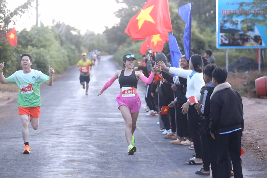 cac-vdv-hao-hung-den-voi-giai-chay-ban-marathon-dau-tien-o-chu-puh-anh-van-ngoc.jpg