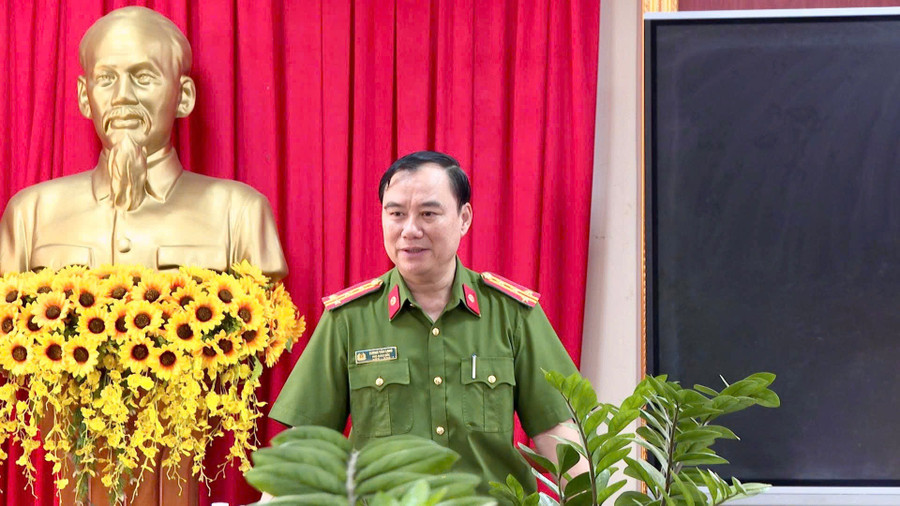 Đại tá Dương Văn Long-Phó Giám đốc Công an tỉnh chỉ đạo Phòng Cảnh sát Kinh tế tập trung đấu tranh với tội phạm tham nhũng. Ảnh: Văn Sơn dai-ta-duong-van-long-pho-giam-doc-cong-an-tinh-chi-dao-phong-canh-sat-kinh-te-tap-trung-dau-tranh-voi-toi-pham-tham-nhung-anh-van-son.jpg