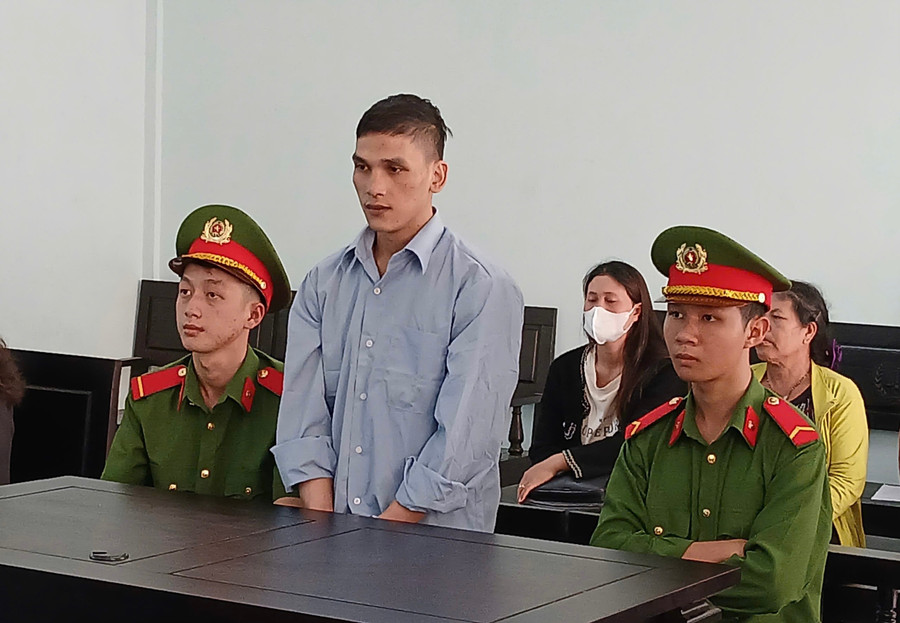 Bị cáo Hinh bị tuyên phạt 9 năm tù giam về tội "Giết người". Ảnh: Ngọc Trí bi-cao-hinh-da-bi-tuyen-phat-9-nam-tu-giam-ve-toi-22giet-nguoi22-anh-ngoc-tri.jpg