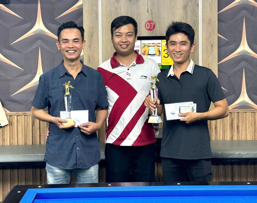 Cơ thủ Nguyễn Văn Thuận (bìa phải) giành chức vô địch sau chiến thắng thuyết phục. Ảnh: Văn Ngọc co-thu-nguyen-van-thuan-bia-phai-gianh-chuc-vo-dich-sau-chien-thang-thuyet-phuc-anh-van-ngoc.jpg