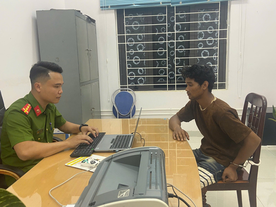 Sên đã thừa nhận hành vi cướp giật điện thoại. Ảnh: Tuấn Anh sen-phai-da-thua-nhan-hanh-vi-cuop-giat-dien-thoai-cua-minh-anh-tuan-anh.jpg