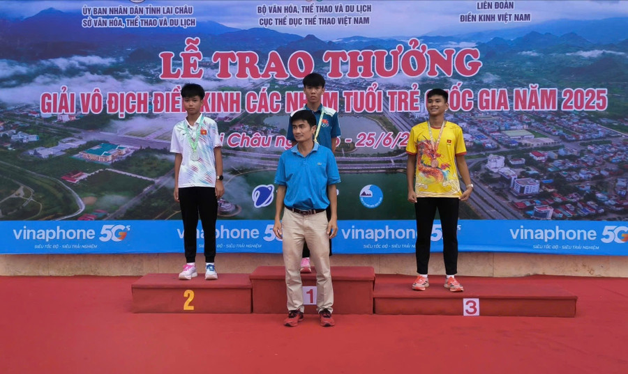 VĐV Nguyễn Văn Viết Hùng nhận huy chương vàng tại giải đấu. Ảnh: Thanh Duy vdv-nguyen-van-viet-hung-nhan-huy-chuong-vang-tai-giai-dau-anh-thanh-duy.jpg
