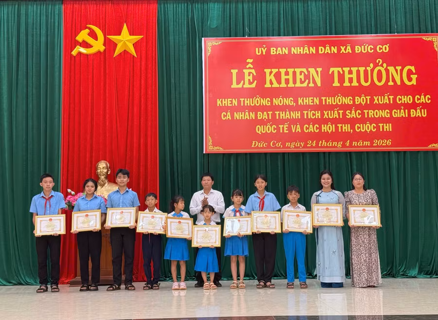 nhieu-ca-nhan-da-duoc-ubnd-xa-duc-co-khen-thuong-sau-thanh-tich-cao-o-cac-cuoc-thi-hoi-thi-cap-tinh-va-quoc-gia-anh-nam-le.jpg