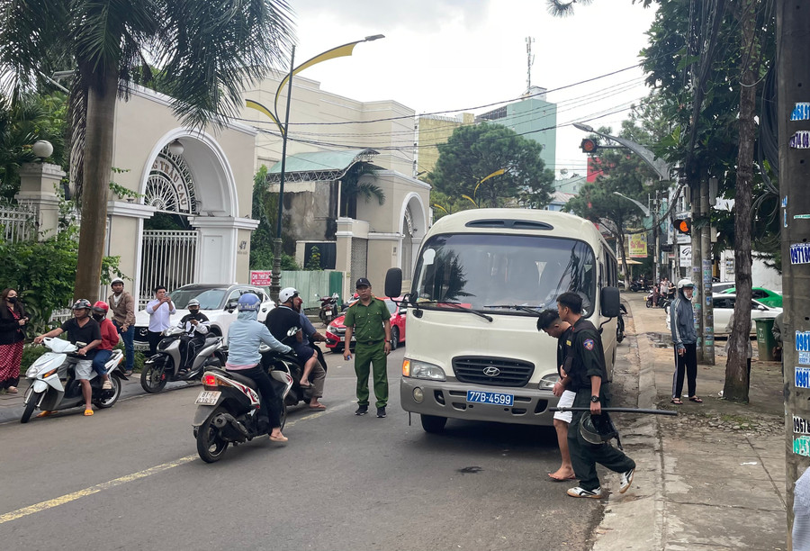Nhà nghỉ tại 22 Thống Nhất bị lực lượng Công an ập vào lúc rạng sáng 15-9. Ảnh: Văn Ngọc nha-nghi-tai-22-thong-nhat-bi-luc-luong-cong-an-ap-vao-luc-rang-sang-15-9-anh-van-ngoc.jpg