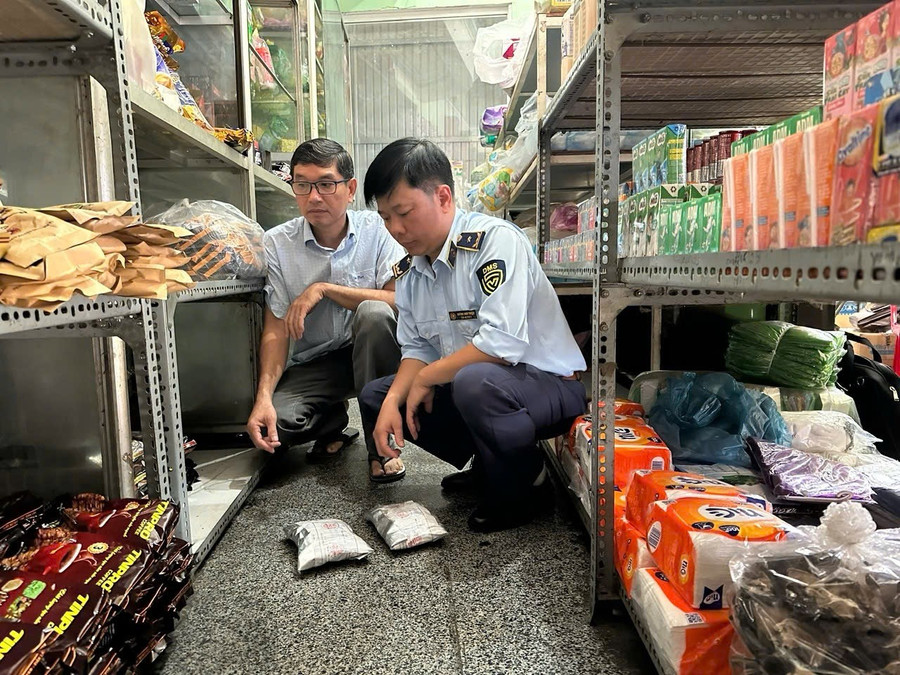Lực lượng Quản lý thị trường đã thu giữ hàng chục ký cà phê giả tại hộ kinh doanh của ông S. Ảnh: Quang Kha luc-luong-quan-ly-thi-truong-da-thu-giu-hang-chuc-kg-gia-tai-ho-kinh-doanh-cua-ong-s-anh-quang-kha.jpg