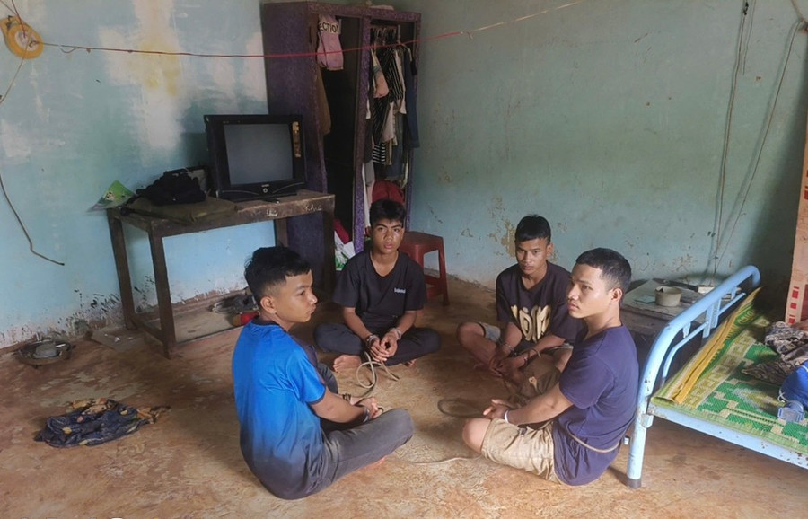 Công an xã Ia Chia triệt phá nhóm tổ chức sử dụng trái phép chất ma túy. Ảnh: Chí Trung cong-an-xa-ia-chia-triet-pha-nhom-to-chuc-su-dung-trai-phep-chat-ma-tuy-anh-chi-trung.jpg