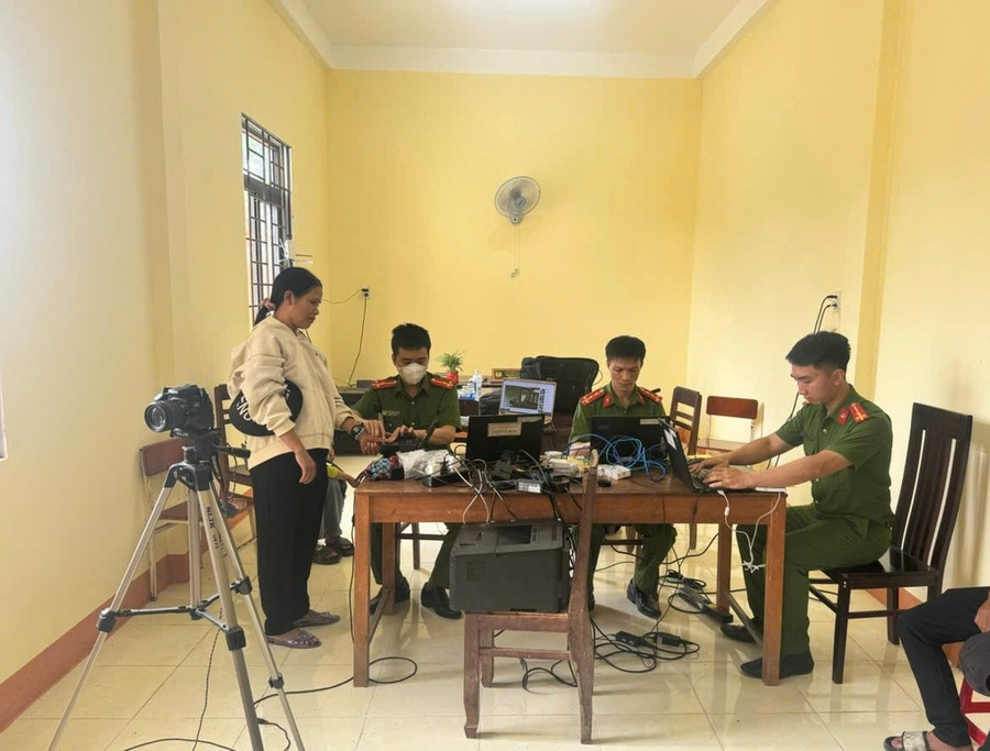 Phòng Cảnh sát Quản lý hành chính về trật tự xã hội cấp căn cước, định danh điện tử lưu động tại xã Đak Sơ Mei. Ảnh: Văn Quý phong-canh-sat-quan-ly-hanh-chinh-ve-trat-tu-xa-hoi-cap-can-cuoc-dinh-danh-dien-tu-luu-dong-tai-xa-dak-so-mei-anh-van-quy.jpg