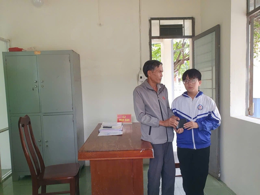 Em Nhất Anh (phải) trả lại chiếc ví có nhiều tài sản giá trị cho anh Bàn. Ảnh: ĐVCC chau-nhat-anh-phai-da-tra-lai-chiec-vi-co-nhieu-tai-san-gia-tri-cho-anh-ban-trai-anh-dvcc.jpg