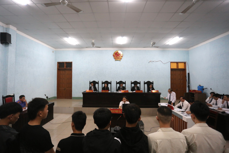 13 bị cáo đã bị đưa ra xét xử về tội "Giết người". Ảnh: Văn Ngọc 13-bi-cao-da-bi-dua-ra-xet-xu-ve-toi-giet-nguoi-anh-van-ngoc.jpg