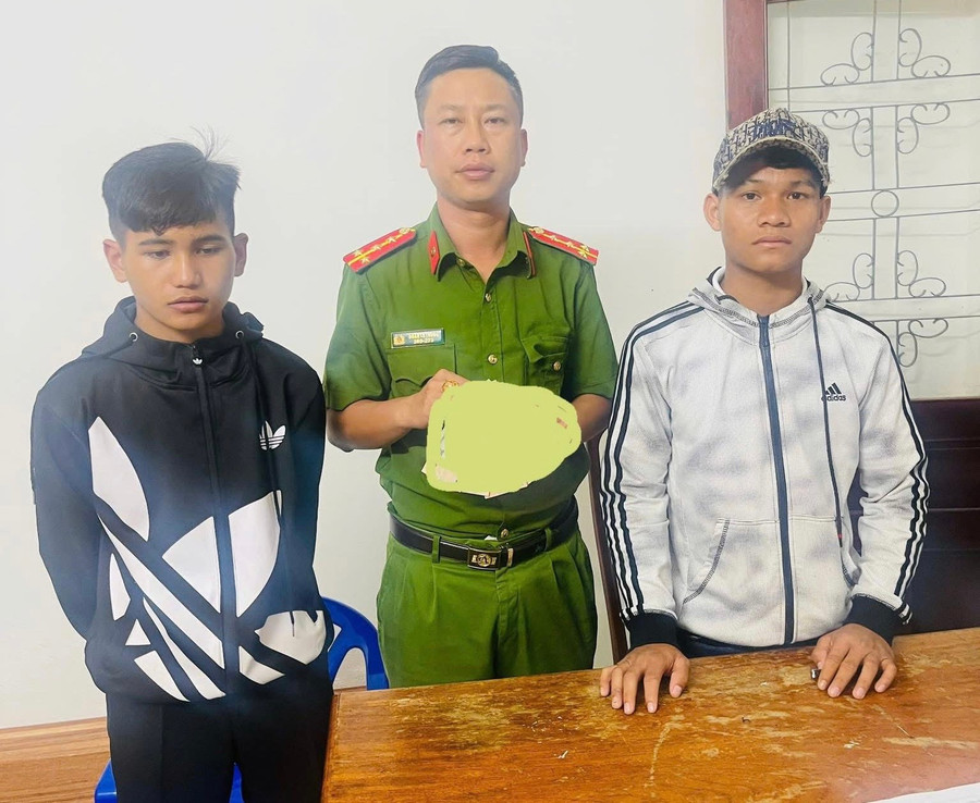 2 em Kiêng và Vỹ đã mang số tiền nhặt được đến Công an xã Kbang nhờ trả lại cho người đánh rơi. Ảnh: ĐVCC 2-em-kieng-va-vy-da-mang-so-tien-nhat-duoc-den-cong-an-xa-kbang-nho-tra-lai-cho-nguoi-danh-roi-anh-dvcc.jpg