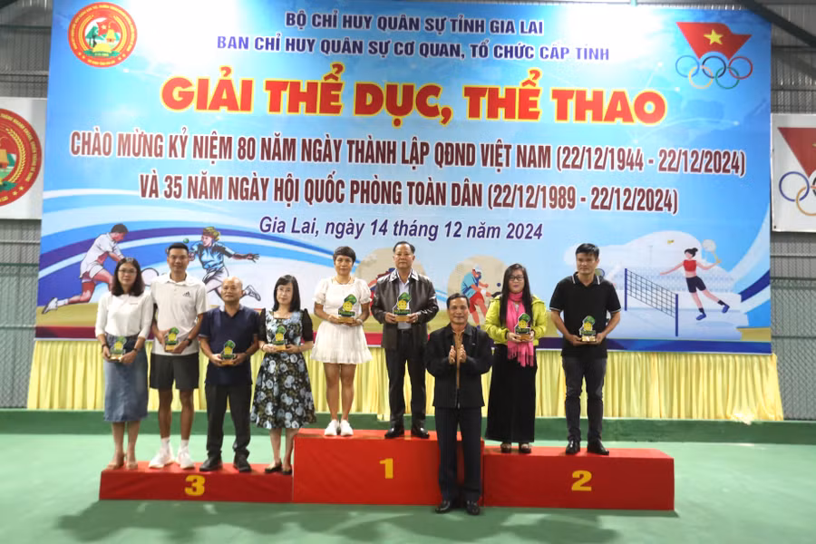 ban-to-chuc-trao-giai-cho-cac-tay-vot-xuat-sac-nhat-o-noi-dung-doi-nam-nu-mon-pickleball-anh-van-ngoc.jpg