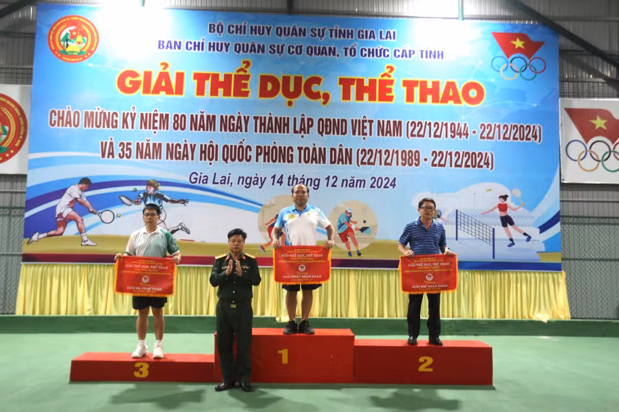 ban-to-chuc-trao-giai-toan-doan-cho-cac-don-vi-dan-dau-anh-van-ngoc.jpg