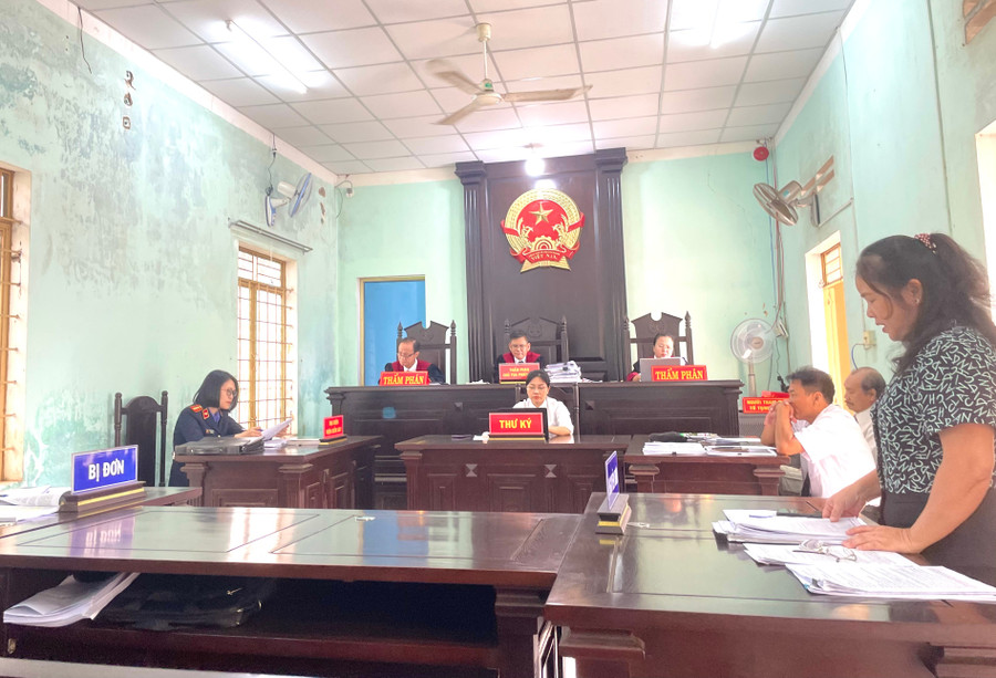 Phiên tòa xét xử phúc thẩm được TAND tỉnh mở vào ngày 19-6. Ảnh: Văn Ngọc phien-toa-xet-xu-phuc-tham-duoc-tand-tinh-mo-vao-ngay-19-6-anh-van-ngoc.jpg