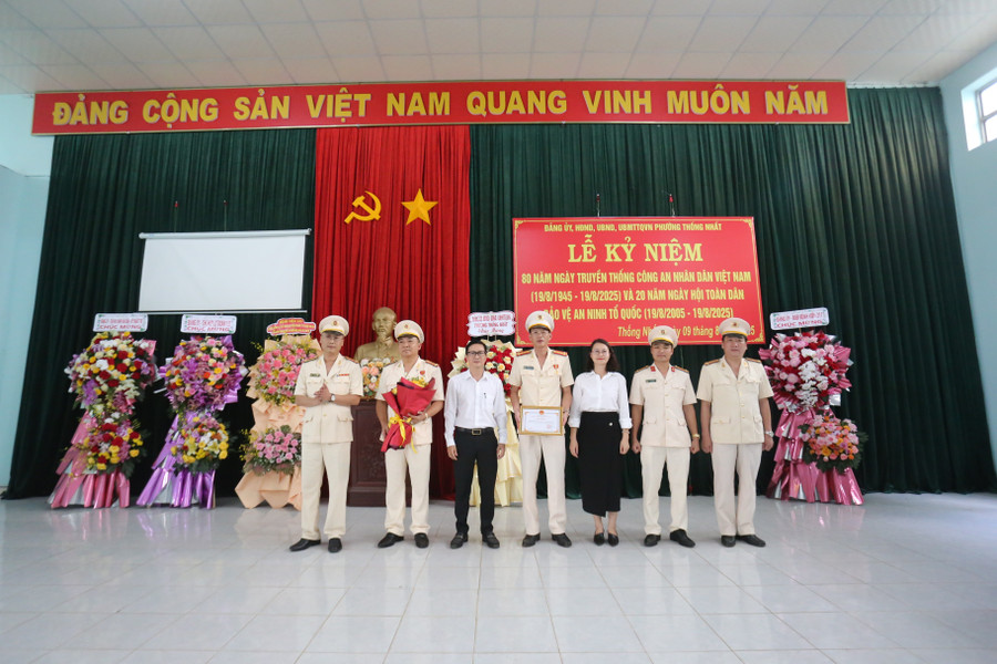 Lãnh đạo phường Thống Nhất tặng giấy khen cho tập thể Công an phường. Ảnh: Văn Ngọc lanh-dao-phuong-thong-nhat-tang-giay-khen-cho-tap-the-cong-an-phuong-anh-van-ngoc.jpg