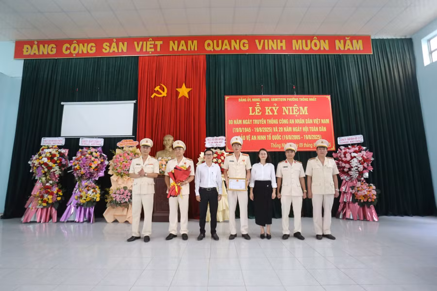 lanh-dao-phuong-thong-nhat-tang-giay-khen-cho-tap-the-cong-an-phuong-anh-van-ngoc.jpg