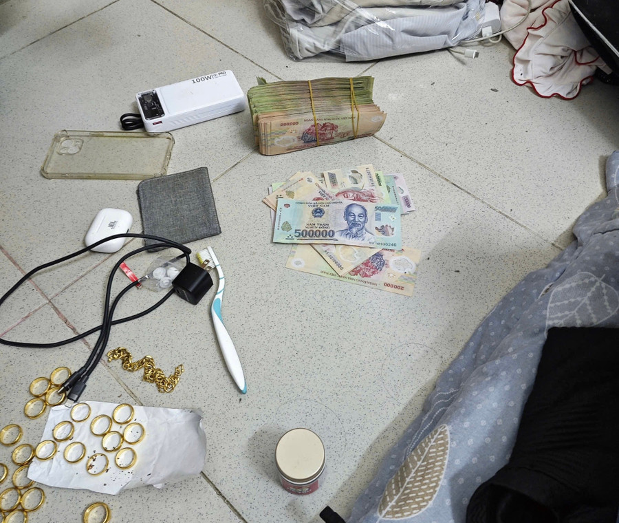 tien-va-nhan-vang-ma-doi-tuong-da-trom-cap-duoc-tu-nha-ba-l-anh-dvcc.jpg
