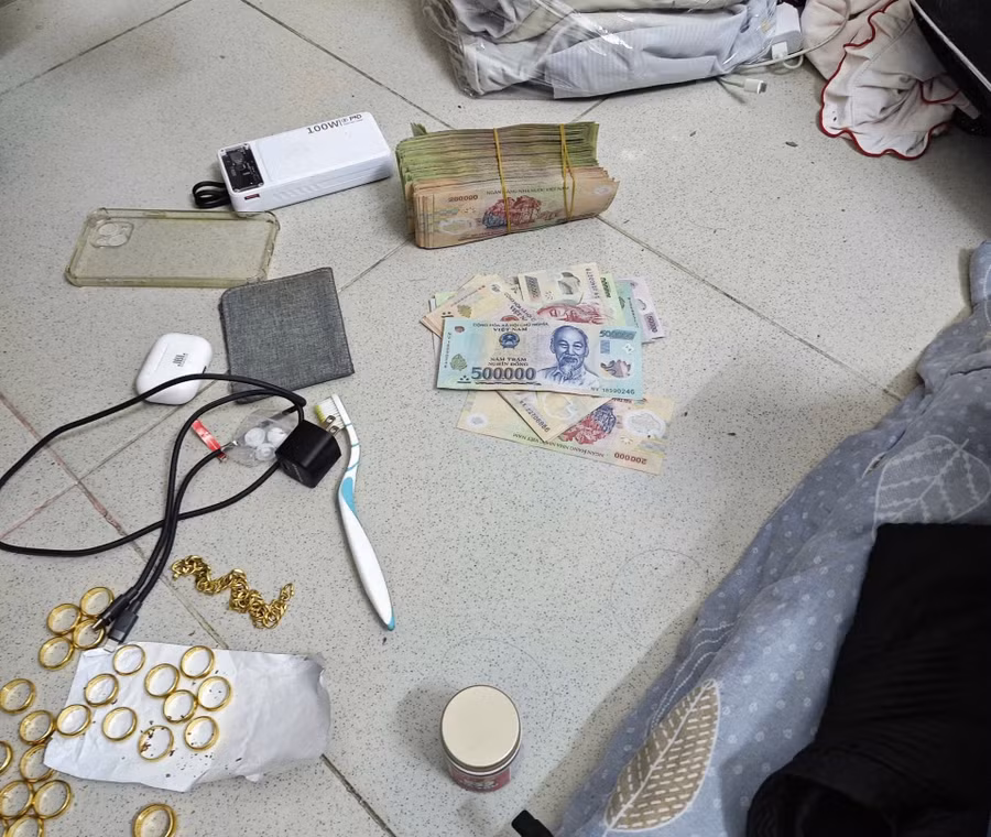 tien-va-nhan-vang-ma-doi-tuong-da-trom-cap-duoc-tu-nha-ba-l-anh-dvcc.jpg