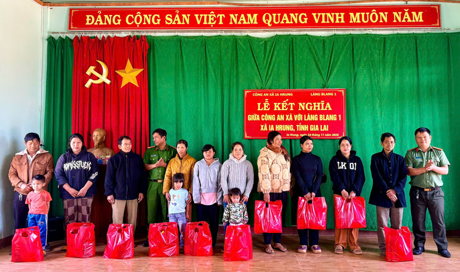 cong-an-xa-ia-hrung-tang-nhieu-phan-qua-cho-ba-con-trong-lang-anh-xuan-dan.jpg